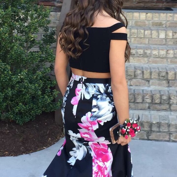 PROM DRESS - Picture 2 of 4